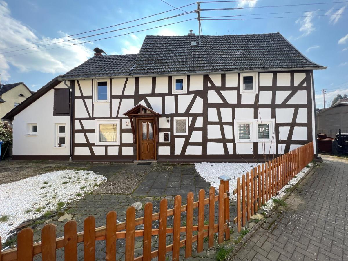 300 Jahre Altes Renoviertes Fachwerkhaus Villa Peterslahr Exterior photo