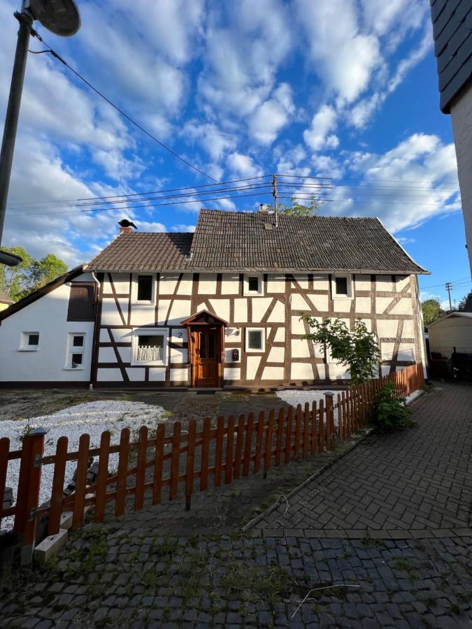 300 Jahre Altes Renoviertes Fachwerkhaus Villa Peterslahr Exterior photo